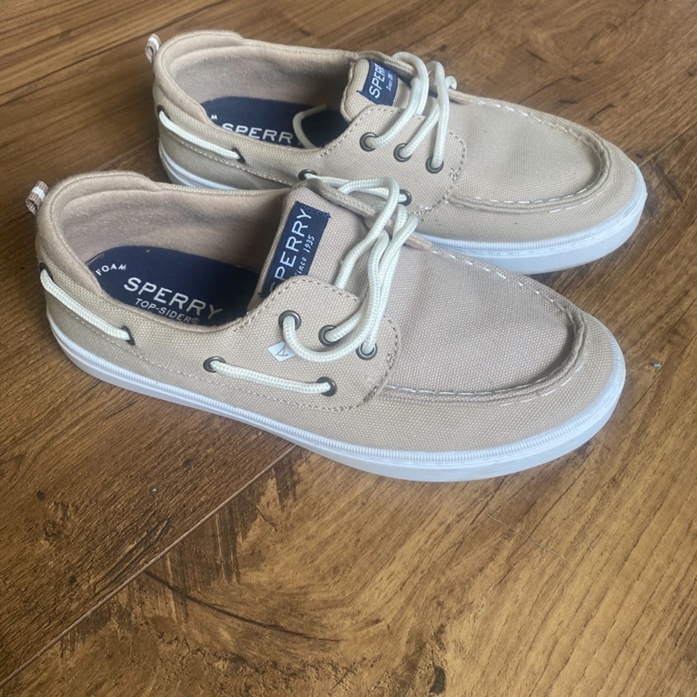Sperry Tan Boat Shoes with Moccasin Toe and Rubber Sole